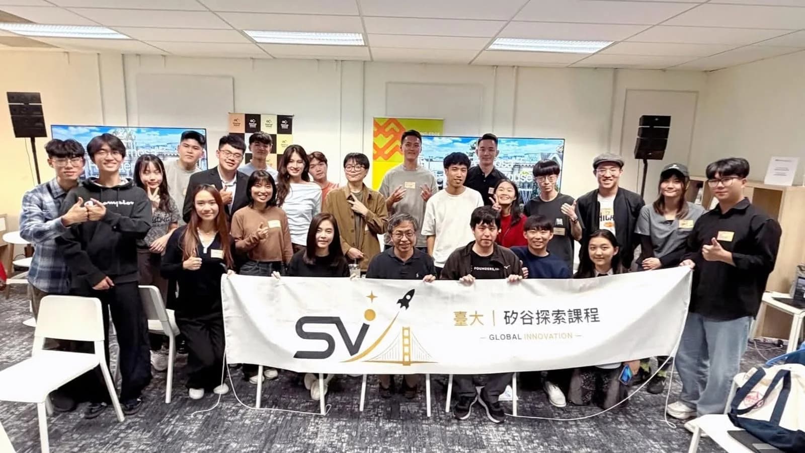 矽谷探索團隊與交流參與者持臺大矽谷探索課程布條合影