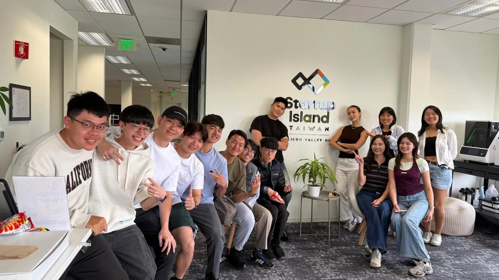 臺大矽谷探索學生於 Startup Island Taiwan Silicon Valley Hub 合影